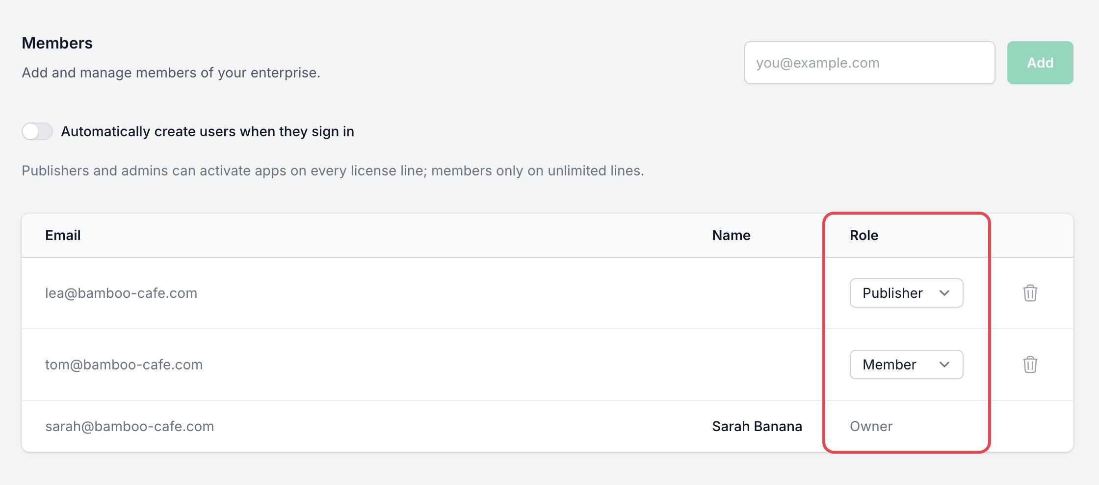 Section Members : le champ e-mail, le bouton Add, la création automatique des comptes et la colonne Role encadrée avec Publisher et Member